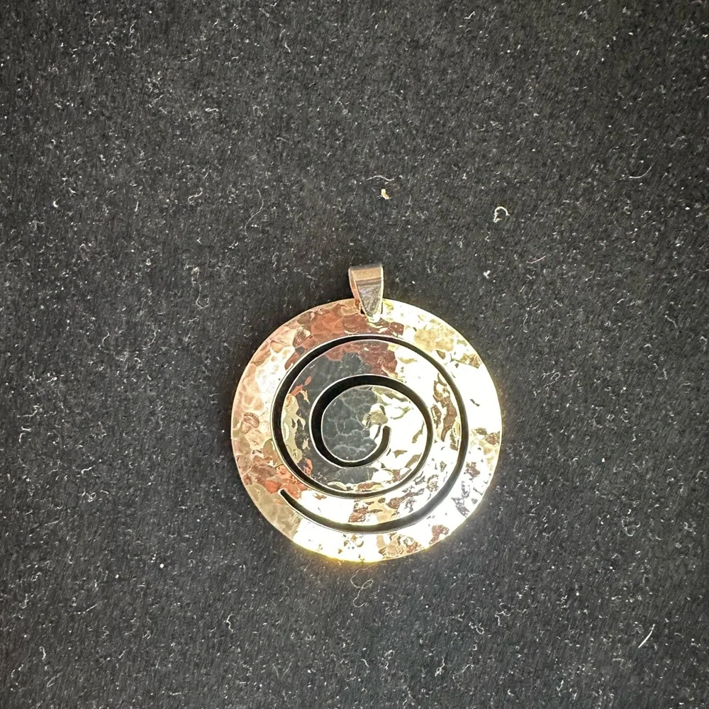 Sterling silver swirl medallion pendant - Picture 3 of 4